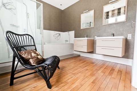 Deluxe Double or Twin Room | Bathroom | Free toiletries, hair dryer, towels