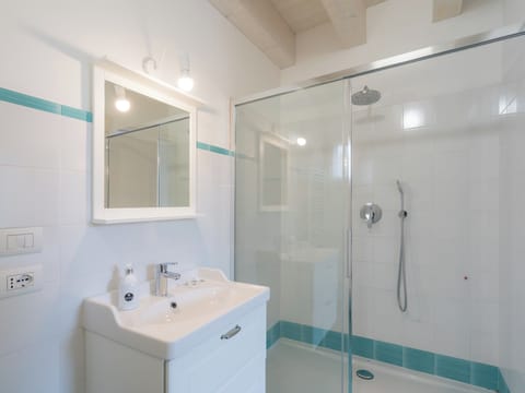 Superior Double Room, Multiple Beds, Non Smoking, Hill View | Bathroom | Shower, free toiletries, hair dryer, bathrobes