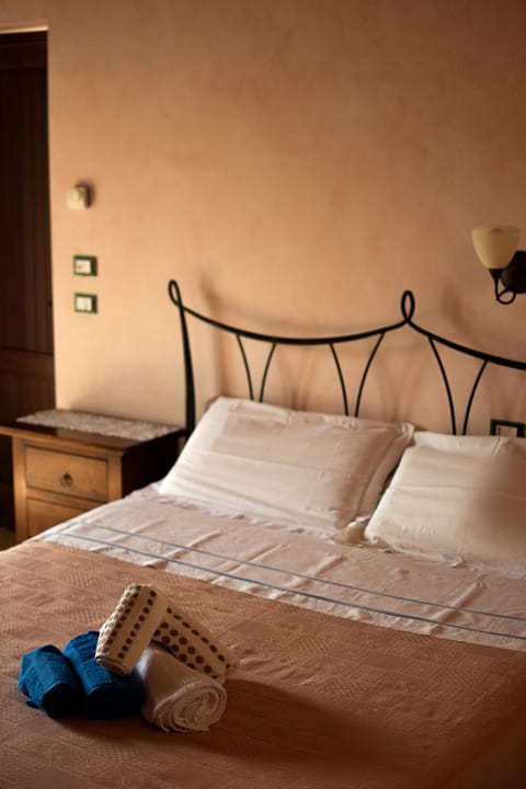 Double Room | In-room safe, desk, cribs/infant beds, rollaway beds