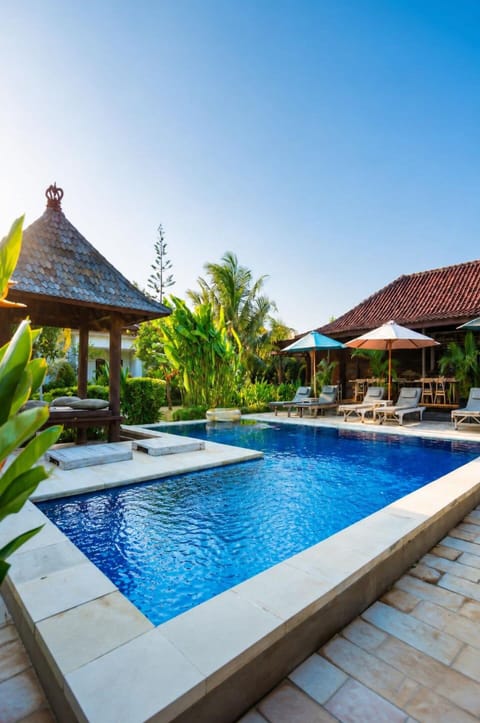 Outdoor pool, pool umbrellas, sun loungers