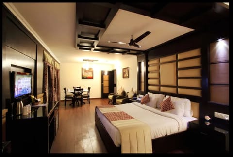 Exclusive Suite | Minibar, in-room safe, desk, iron/ironing board