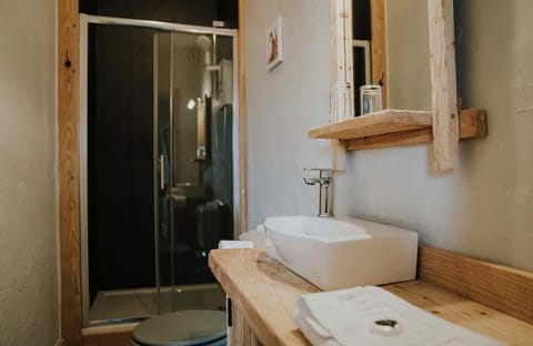 Single Room | Iron/ironing board, free WiFi, bed sheets