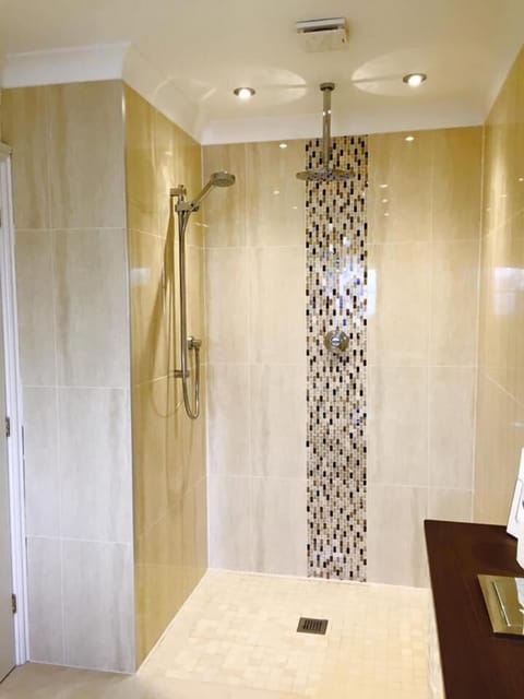 Combined shower/tub, jetted tub, free toiletries, hair dryer