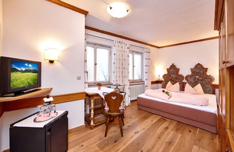 Double Room | Minibar, in-room safe, iron/ironing board, free WiFi