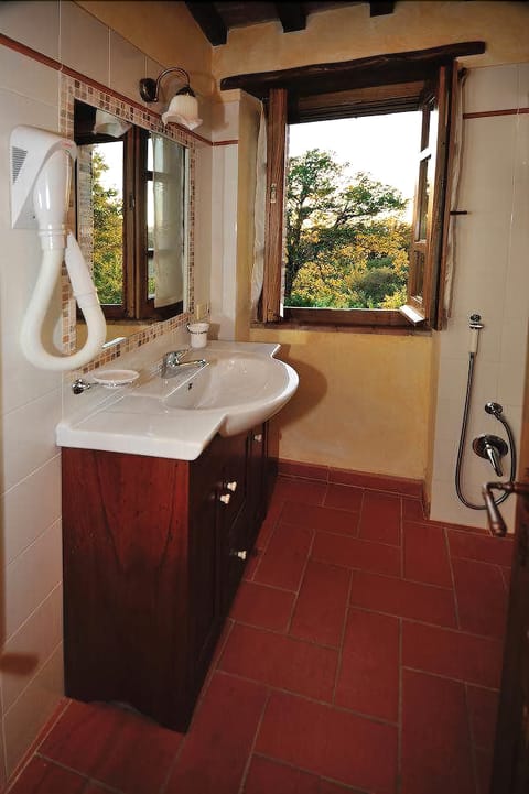 Double Room | Bathroom | Shower, free toiletries, hair dryer, bidet