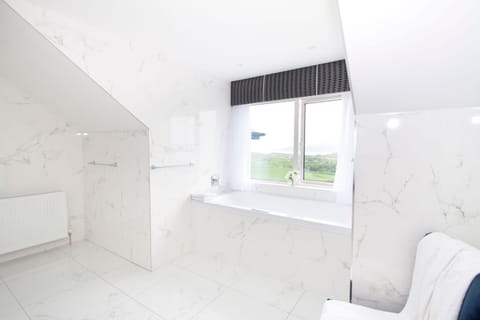 Junior Suite, Sea View | Bathroom | Combined shower/tub, deep soaking tub, designer toiletries, hair dryer