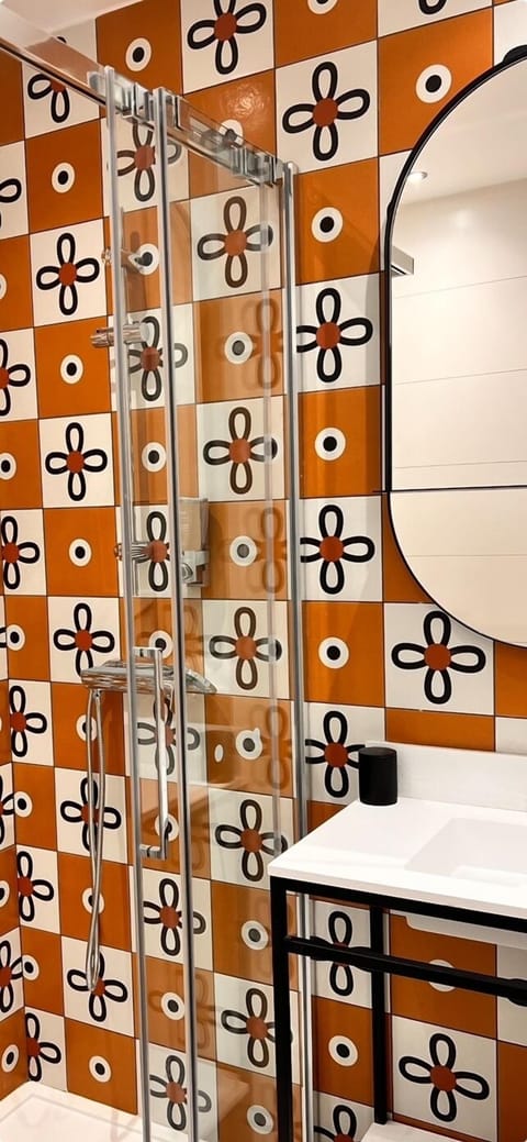 Standard Double or Twin Room | Bathroom | Shower, designer toiletries, hair dryer, towels