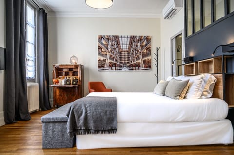 Double Room (Madeleine) | Premium bedding, pillowtop beds, desk, free WiFi
