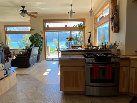 Standard Room, 1 Queen Bed, Non Smoking (Upstairs Rooms) | Shared kitchen | Shared fridge, microwave