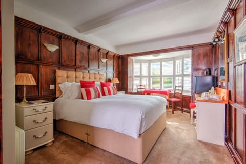 Superior Double Room, Ensuite | Individually decorated, individually furnished, desk, iron/ironing board