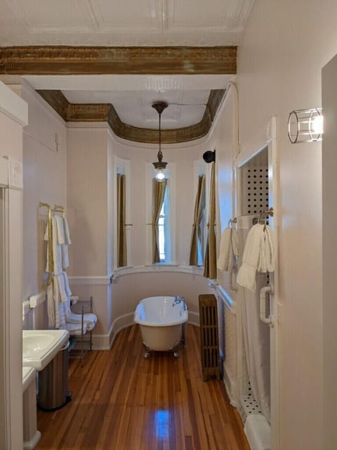 Family Suite | Bathroom | Free toiletries, hair dryer, towels, soap