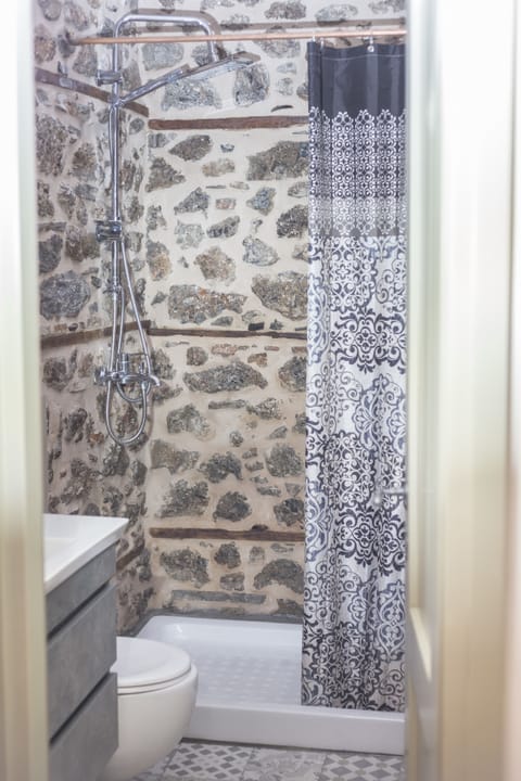 R6 Luxury Double Room, Balcony, Garden View | Bathroom | Shower, rainfall showerhead, free toiletries, hair dryer