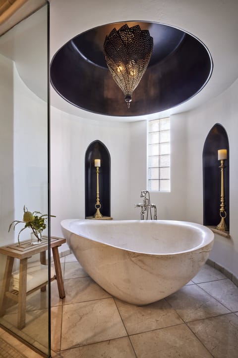 Separate tub and shower, deep soaking tub, rainfall showerhead