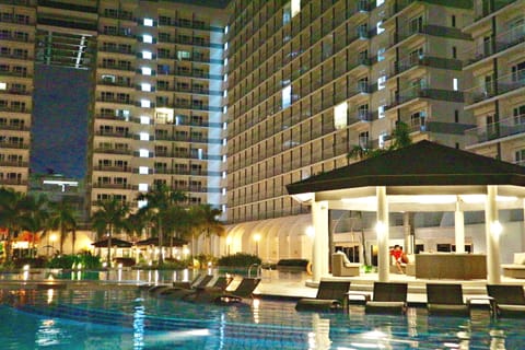 6 outdoor pools