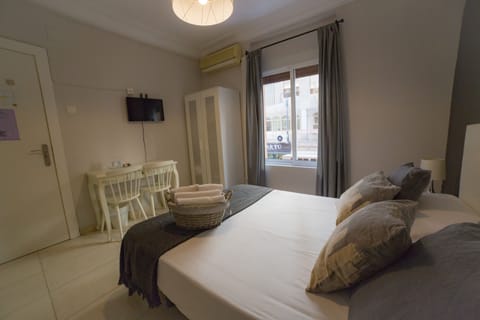 Double Room, 1 Double Bed, Shared Bathroom | Desk, free WiFi, bed sheets