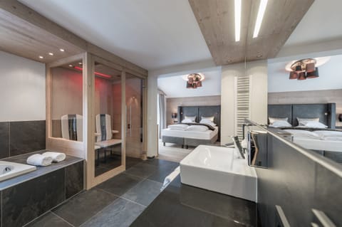 Deluxe Suite, 3 Bedrooms | Bathroom | Deep soaking tub, hair dryer, bathrobes, slippers