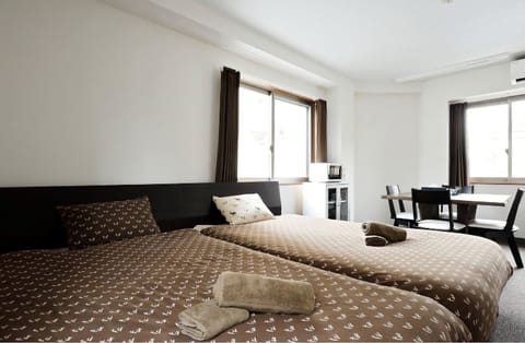 Twin Room | Desk, free WiFi