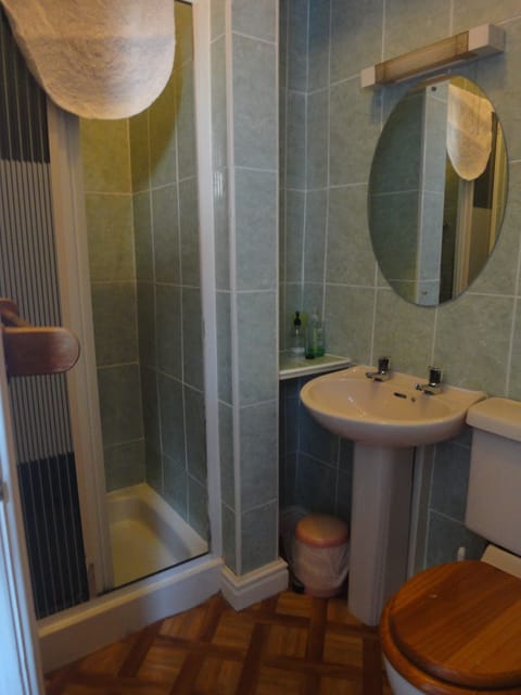 Basic Double Room | Bathroom | Shower, hair dryer, towels
