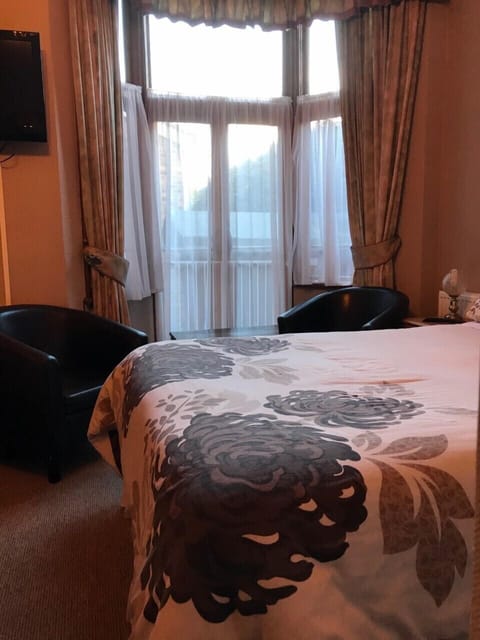 Family Room, Ensuite | Iron/ironing board, free WiFi, bed sheets
