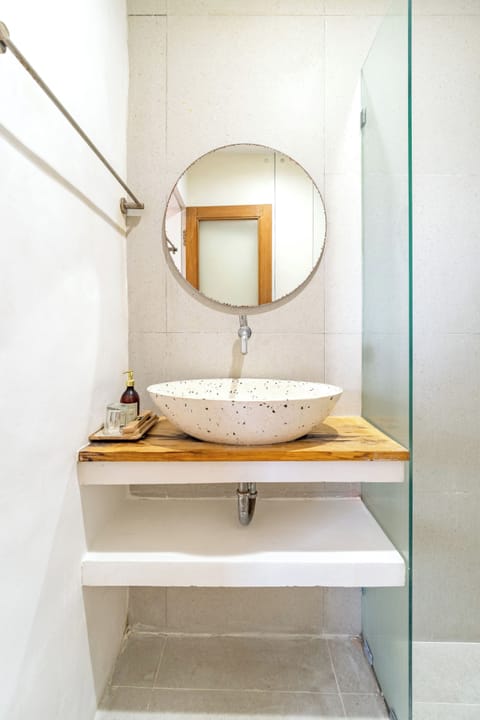 Superior Double Room | Bathroom | Shower, free toiletries, towels