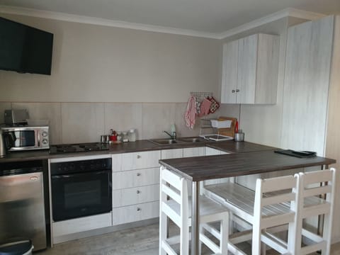 Family Room (5) | Private kitchen | Fridge, coffee/tea maker