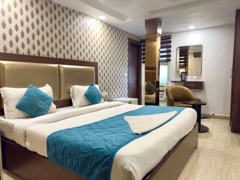 Premium bedding, in-room safe, desk, laptop workspace