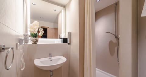 Comfort Double Room | Bathroom | Free toiletries, hair dryer, towels, soap