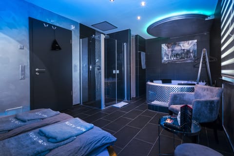 Suite, Hot Tub | In-room safe, blackout drapes, soundproofing, free WiFi
