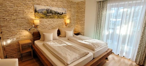 Double Room, Balcony | Hypo-allergenic bedding, in-room safe, desk, free cribs/infant beds