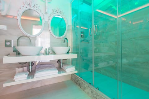 Junior Suite, Balcony | Bathroom | Shower, slippers, bidet, towels