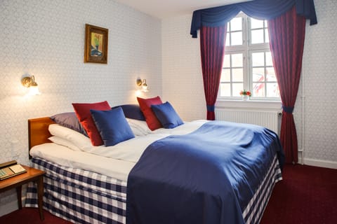 Double Room | Minibar, individually decorated, individually furnished, desk