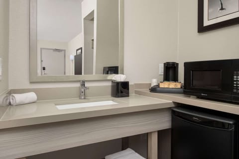 Standard Room, 1 King Bed, Non Smoking | In-room safe, desk, blackout drapes, iron/ironing board