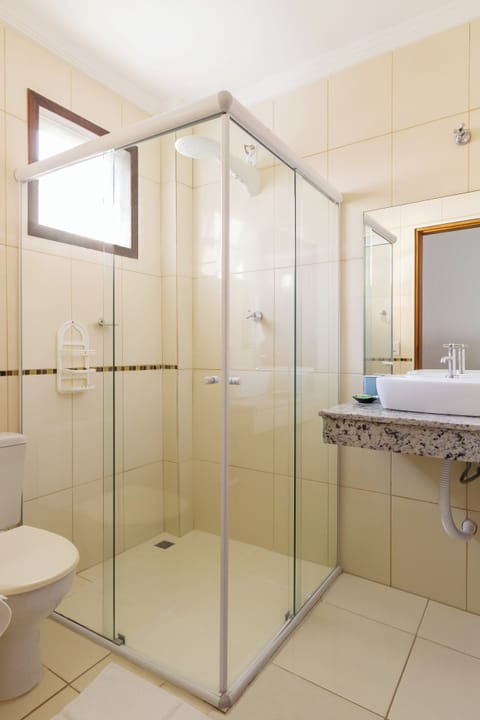 Shower, free toiletries, towels