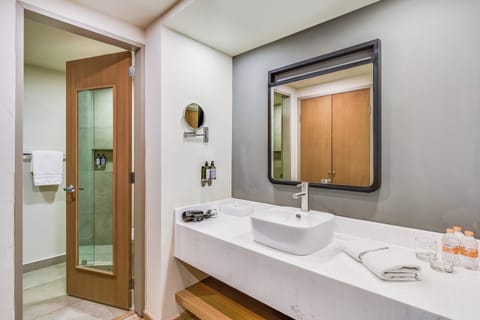 Hypo-allergenic bedding, in-room safe, desk, blackout drapes