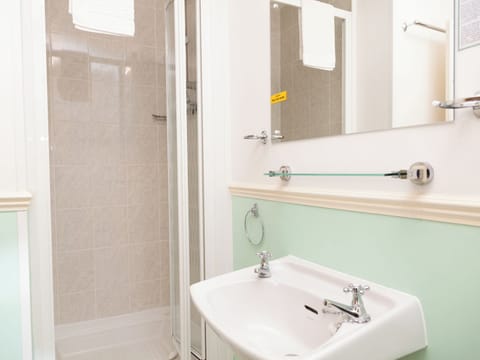 Double Room | In-room safe, iron/ironing board, free WiFi, bed sheets