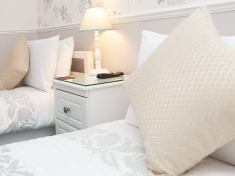 Twin Room | In-room safe, iron/ironing board, free WiFi, bed sheets