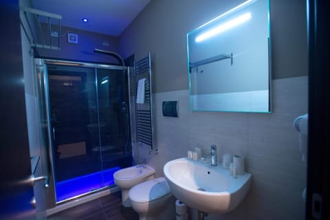 Classic Double Room, Balcony | Bathroom | Shower, rainfall showerhead, free toiletries, hair dryer