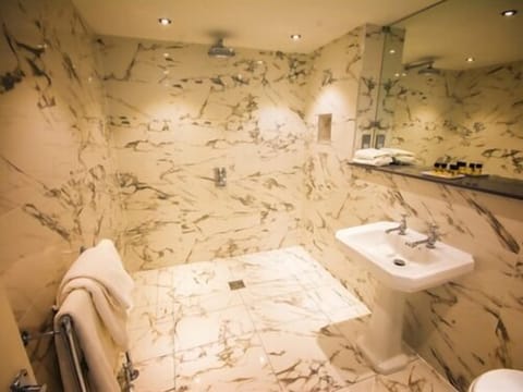 Superior Double Room, Ensuite, Garden View | Bathroom