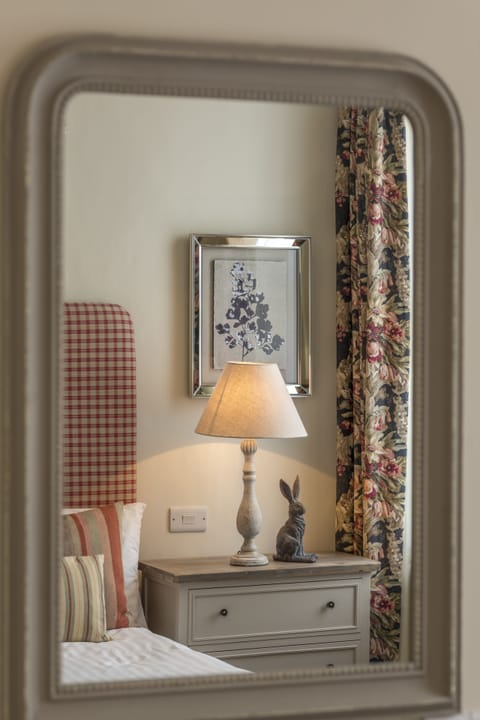 Deluxe Double Room, 1 King Bed | Individually decorated, desk, iron/ironing board, free WiFi