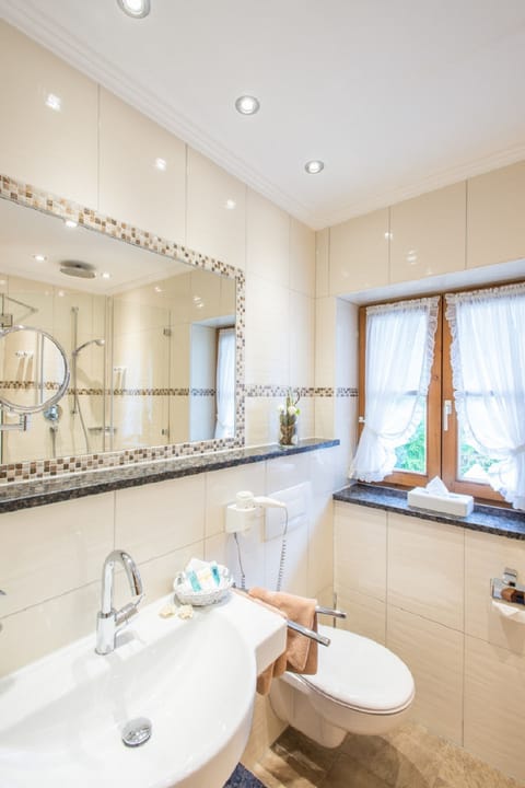 Double Room | Bathroom | Shower, rainfall showerhead, free toiletries, hair dryer