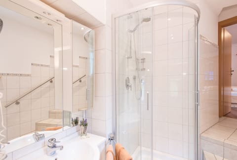 Comfort Double Room | Bathroom | Shower, rainfall showerhead, free toiletries, hair dryer