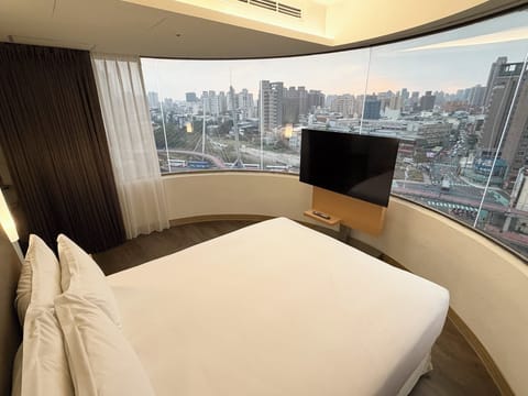 Standard Room, 1 Queen Bed, City View | Down comforters, in-room safe, desk, laptop workspace