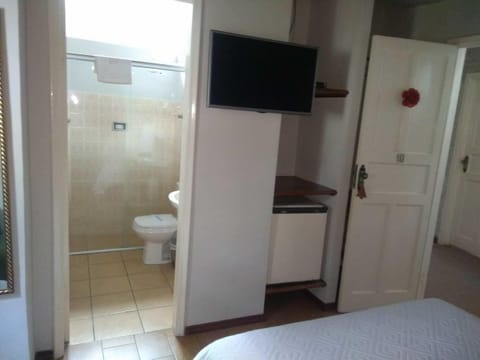 Double Room | Bathroom | Shower, free toiletries, hair dryer, bidet