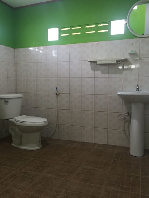 Shower, free toiletries, bathrobes, towels