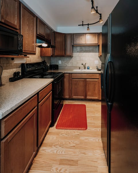 Apartment, 2 Bedrooms, Ground Floor | Private kitchen | Fridge, microwave