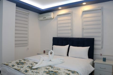 Suite | 1 bedroom, premium bedding, minibar, desk