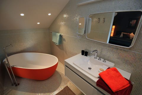 Superior Double Room (Sud-Ouest) | Bathroom | Hair dryer, bathrobes, towels