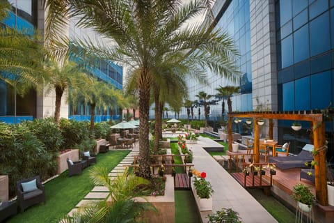 5 restaurants; breakfast, lunch, dinner, and brunch served