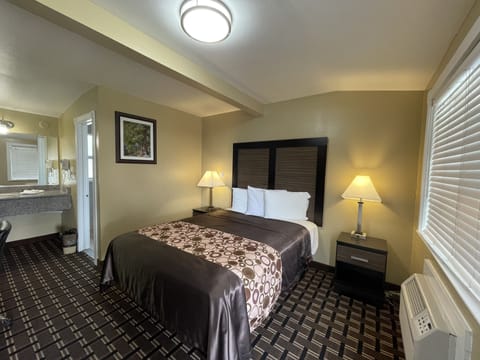 Standard Room, 1 Queen Bed, Non Smoking | Desk, free WiFi, bed sheets