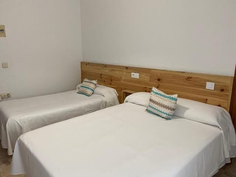 Triple Room | Blackout drapes, free WiFi, bed sheets